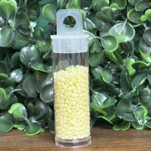 Mostacillas calibradas Toho Beads de alta calidad para joyería, perlas de vidrio japonesas en colores vibrantes y consistencia precisa, ideales para bisutería y manualidades.