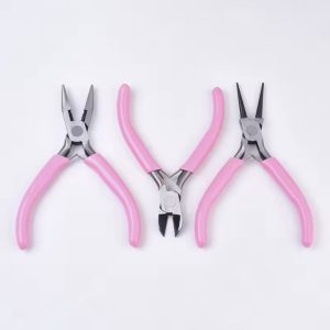 Bases para pulseras y anillos - Acero inoxidable para mostacillas Pinzas de precisión para bisutería - Herramientas para trabajar mostacillas Agujas para bisutería - Para trabajar con mostacillas y cuentas pequeñas Cortadores de alambre para bisutería - Herramientas para trabajar mostacillas Hilo para mostacillas y cuentas pequeñas - Resistente y duradero Cierres magnéticos para pulseras de mostacillas - Pack 10 unidades Alambre fino para trabajar mostacillas - 0.4 mm de grosor Set de herramientas básicas para trabajar con mostacillas - Incluye pinzas y agujas Caja organizadora para mostacillas y cuentas - Ideal para almacenaje y orden