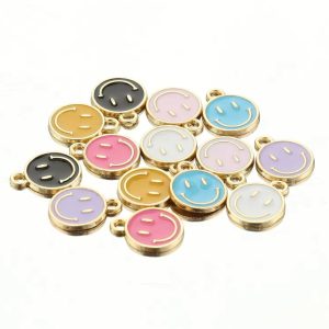 Dije de carita feliz esmaltado en zamak, disponible en varios colores para bisutería personalizada