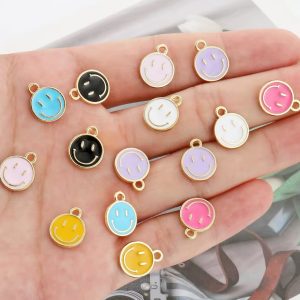 Dije de carita feliz esmaltado en zamak, disponible en varios colores para bisutería personalizada